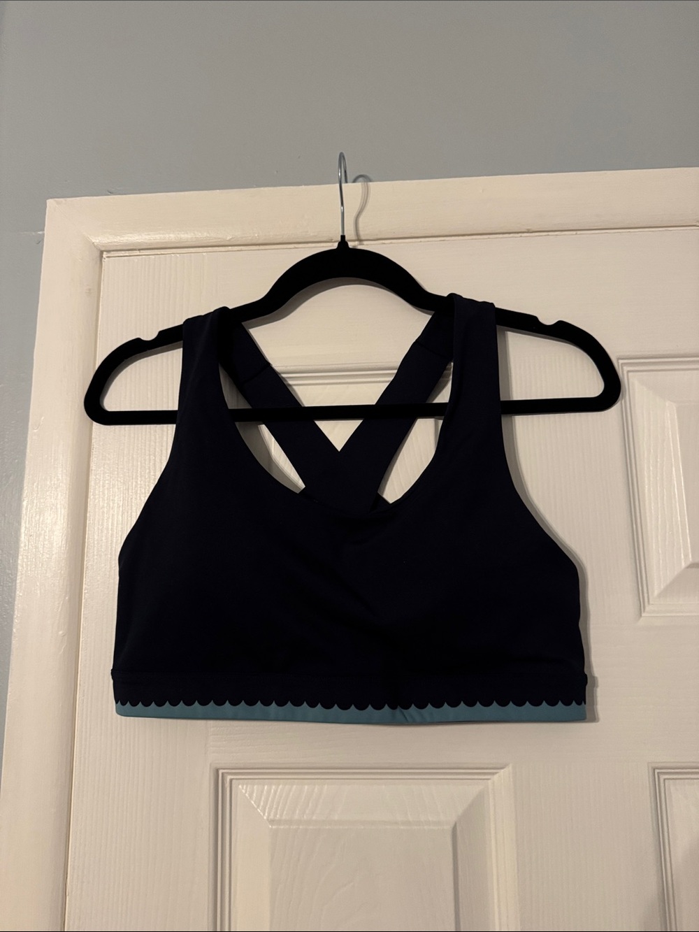 Old Navy Navy Crossback Sports Bra with Scallop Hem